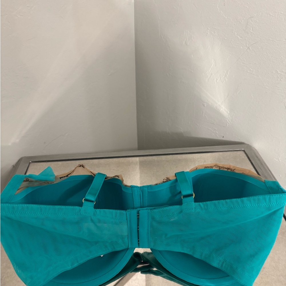 Victoria's Secret Green Underwire Bra - Picture 3 of 5